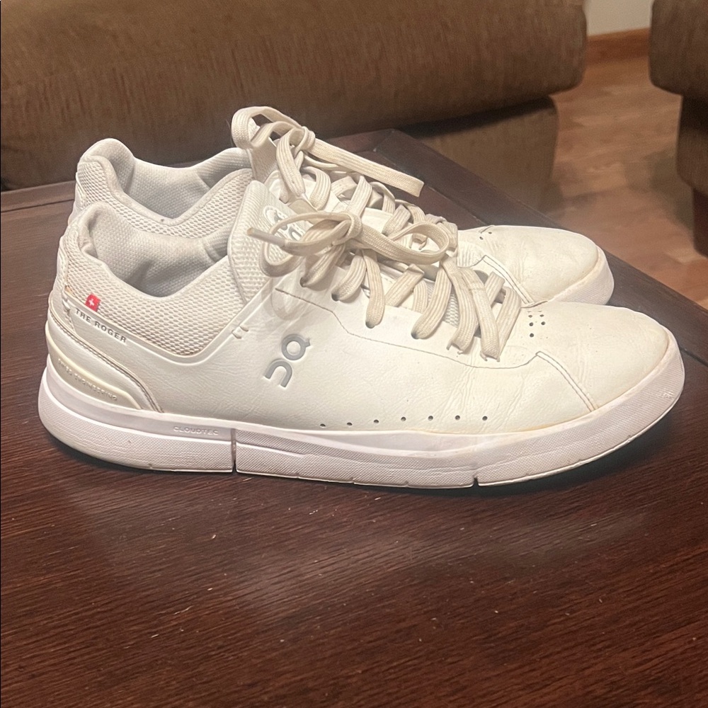 On Cloud mens The Roger Advantage